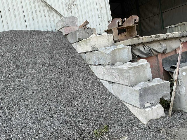Partij betonnen blokken en keerwanden - afbeelding 16 van  21