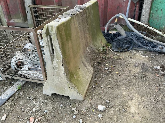 Partij betonnen blokken en keerwanden - afbeelding 19 van  21