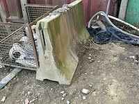 Partij betonnen blokken en keerwanden - afbeelding 19 van  21