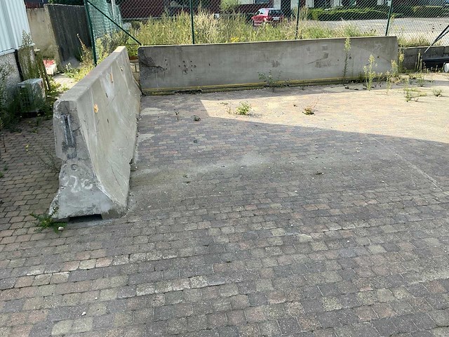 Partij betonnen blokken en keerwanden - afbeelding 21 van  21