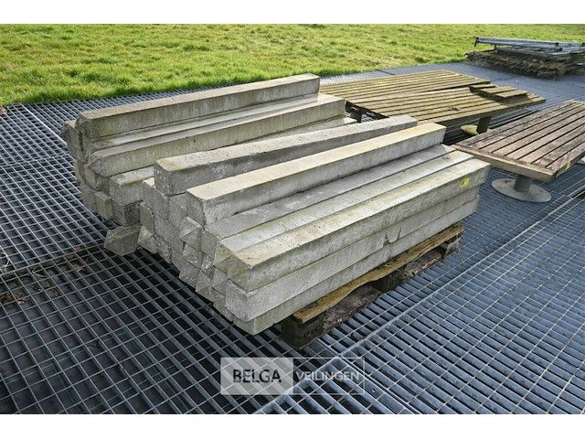 Partij betonnen palen - afbeelding 1 van  5