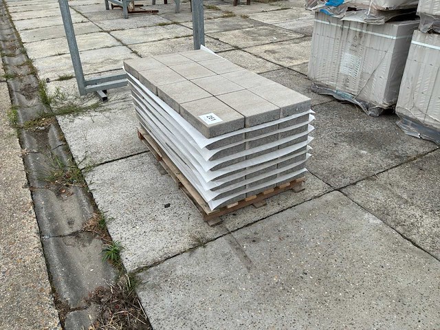 Partij betonnen terrastegels - afbeelding 2 van  3