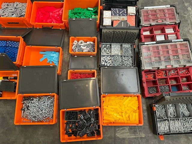 Partij bevestigingsmaterialen en uitvulplaatjes - afbeelding 1 van  22