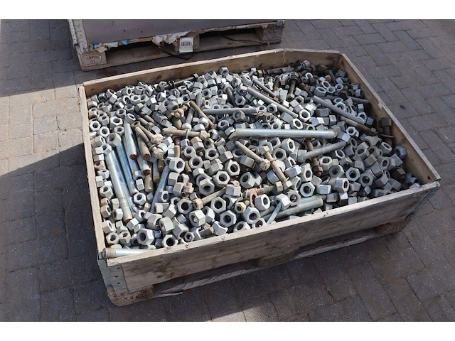 Partij bevestingsmateriaal op pallet - afbeelding 1 van  1
