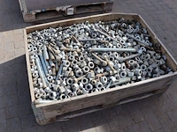 Partij bevestingsmateriaal op pallet