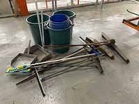 Partij bezems en afvalbakken - afbeelding 1 van  1