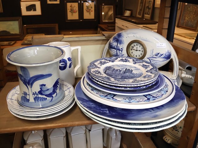 Partij blauw aardewerk - afbeelding 1 van  8