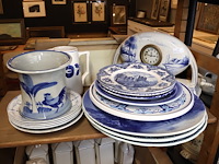 Partij blauw aardewerk - afbeelding 1 van  8