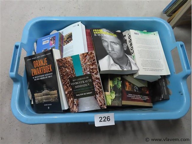 Partij boeken in wasmand, diverse genres - afbeelding 1 van  3