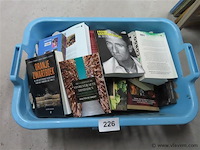 Partij boeken in wasmand, diverse genres - afbeelding 1 van  3