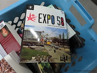 Partij boeken in wasmand, diverse genres - afbeelding 2 van  3