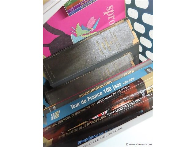 Partij boeken in wasmand, diverse genres - afbeelding 3 van  3