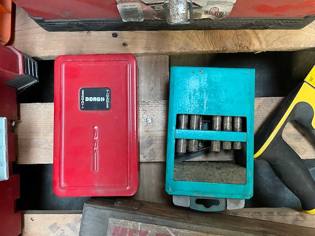 Partij boren en handgereedschap - afbeelding 10 van  13