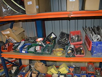 Partij boren in pvc bakjes, gereedschap, 10 stuks chemisch anker soudal