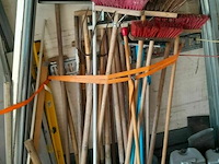 Partij borstels, schoppen, gritsels, aftrekkers - afbeelding 1 van  2