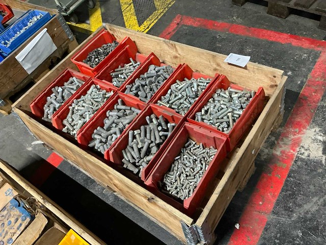 Partij bouten en moeren - afbeelding 1 van  6