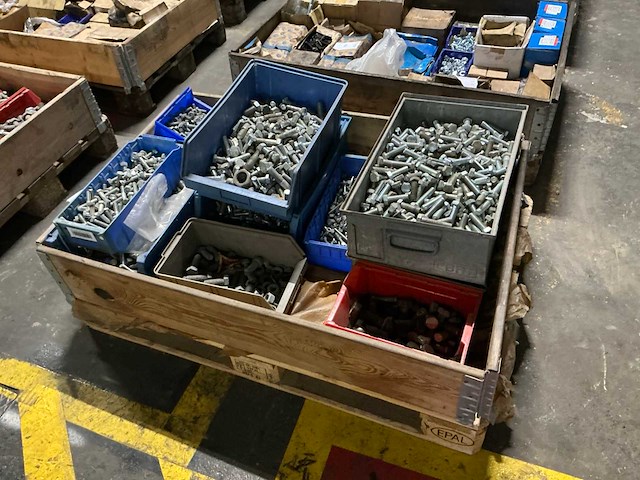 Partij bouten en moeren - afbeelding 1 van  9