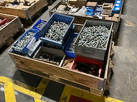 Partij bouten en moeren - afbeelding 1 van  9