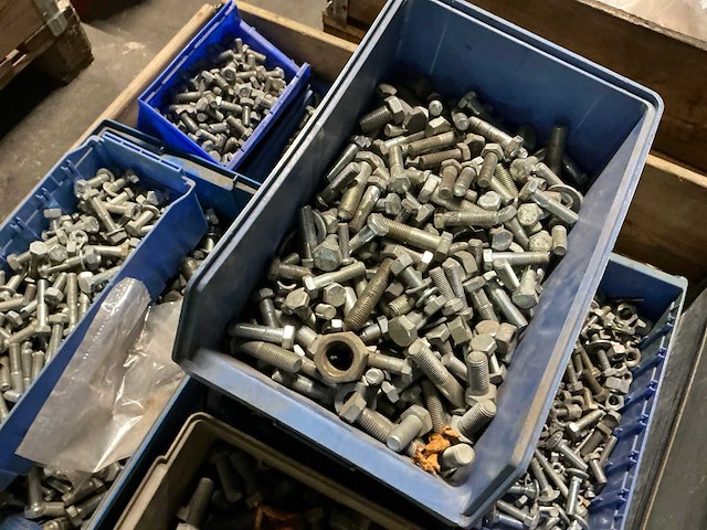 Partij bouten en moeren - afbeelding 3 van  9
