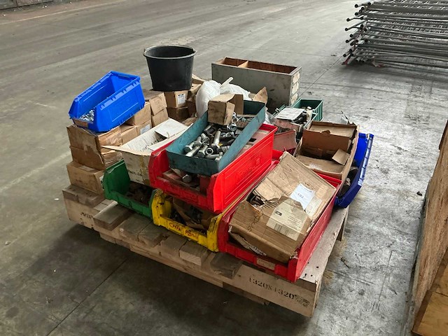 Partij bouten en moeren - afbeelding 1 van  10