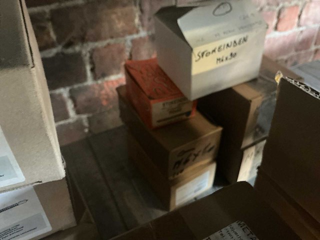 Partij bouten - afbeelding 14 van  14