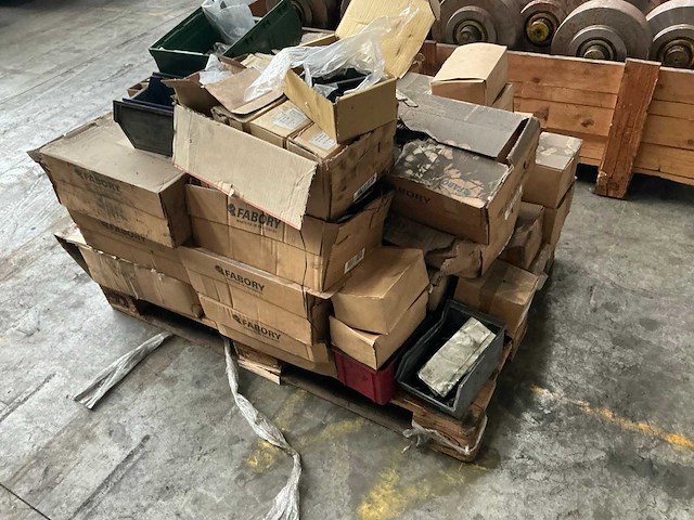 Partij bouten - afbeelding 2 van  9