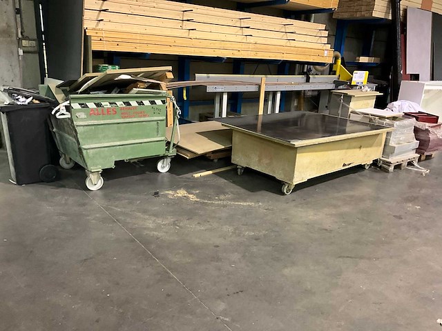 Partij bouwhout + kasten - afbeelding 1 van  7