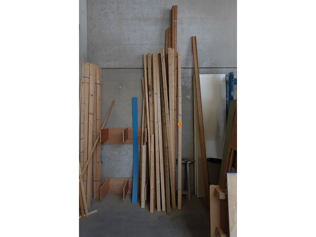 Partij bouwhout - afbeelding 1 van  4