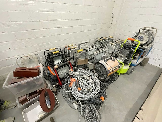 Partij bouwlampen, kabelhaspels, ventilator en airfast compressor - afbeelding 1 van  11
