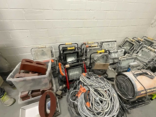 Partij bouwlampen, kabelhaspels, ventilator en airfast compressor - afbeelding 6 van  11