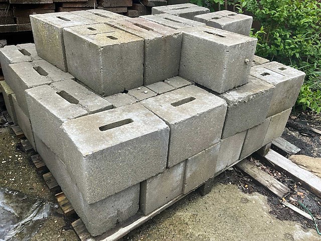 Partij bouwstenen en betonstenen en ytong-stenen - afbeelding 7 van  13