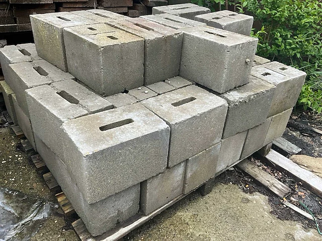 Partij bouwstenen en betonstenen en ytong-stenen - afbeelding 7 van  13