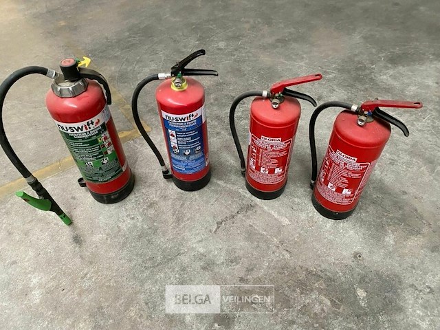 Partij brandblussers 1 schuim blusser / 3 poeder blussers - afbeelding 1 van  5