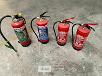 Partij brandblussers 1 schuim blusser / 3 poeder blussers - afbeelding 1 van  5