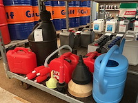Partij branstof jerrycannen en trechters - afbeelding 1 van  3
