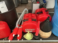 Partij branstof jerrycannen en trechters - afbeelding 2 van  3