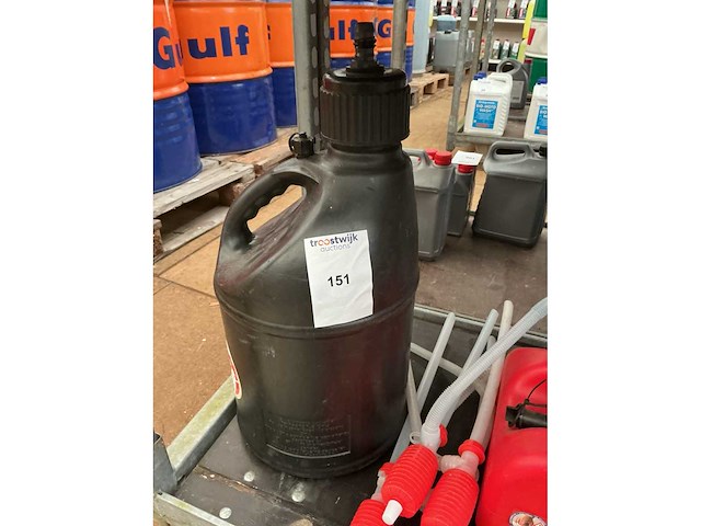 Partij branstof jerrycannen en trechters - afbeelding 3 van  3