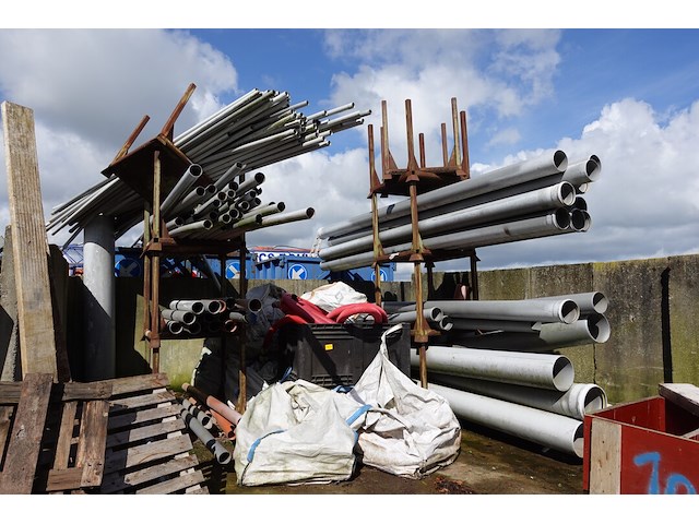 Partij buizen inclusief houders - afbeelding 1 van  3