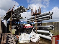 Partij buizen met houders - afbeelding 1 van  3