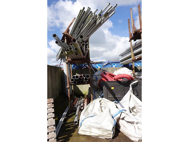 Partij buizen met houders - afbeelding 2 van  3