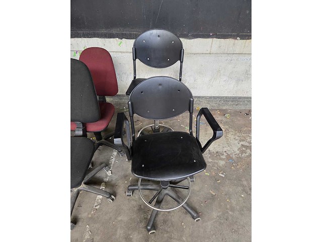Partij bureaukasten en stoelen - afbeelding 2 van  9
