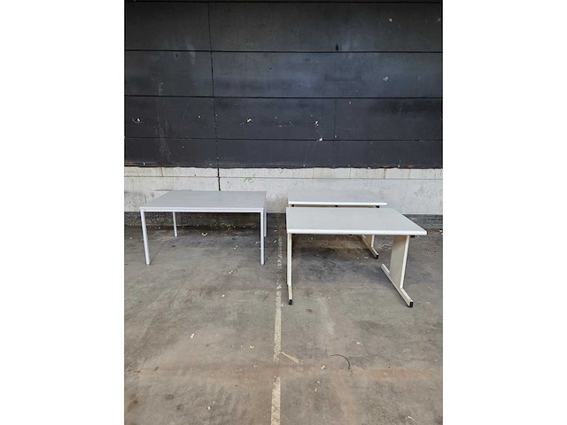 Partij bureaukasten en stoelen - afbeelding 1 van  9