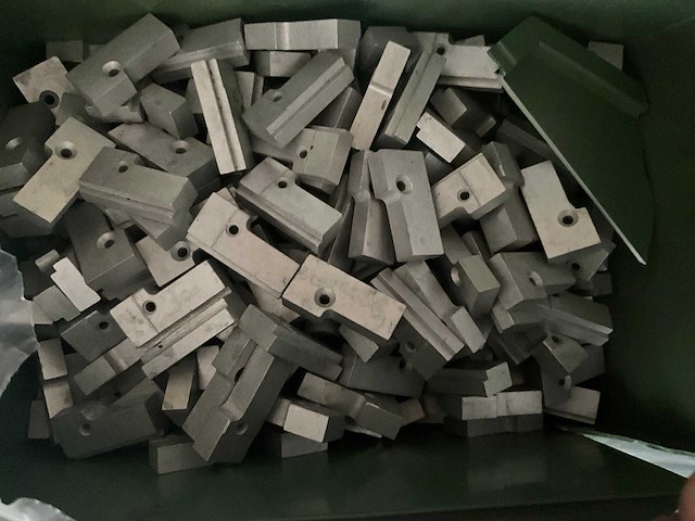 Partij caldo waterkapjes, eindblokjes, verzonken kruis nylon patch (48140 stuks) - (kp1010) - afbeelding 1 van  9