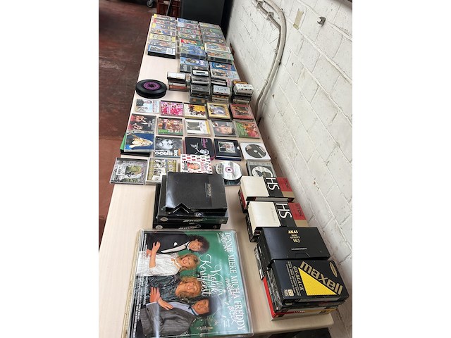 Partij cd's en videocasette's - afbeelding 1 van  7