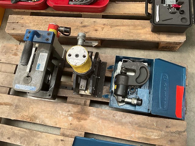 Partij cembre hydraulisch gereedschap – pons, pers en toebehoren - afbeelding 1 van  3