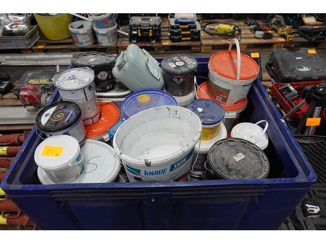 Partij chemische bouwproducten - afbeelding 1 van  9