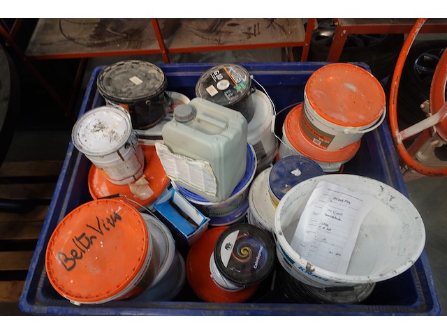 Partij chemische bouwproducten - afbeelding 1 van  11