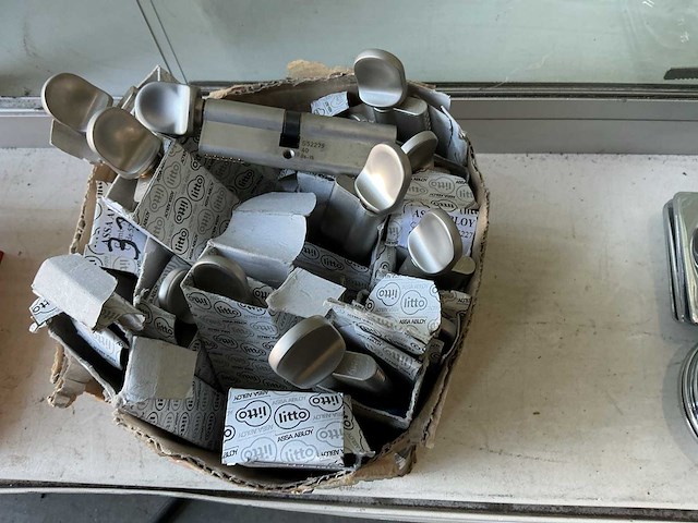 Partij cilinder sloten met draaiknop en sleutels - afbeelding 1 van  1