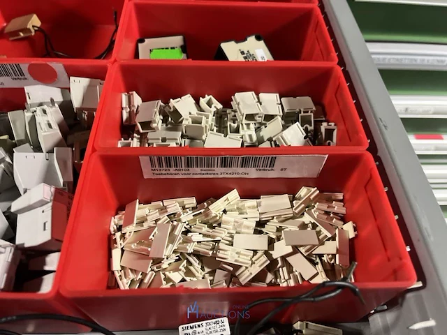 Partij contactoren en schakelcomponenten - afbeelding 24 van  102