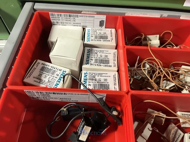 Partij contactoren en schakelcomponenten - afbeelding 30 van  102